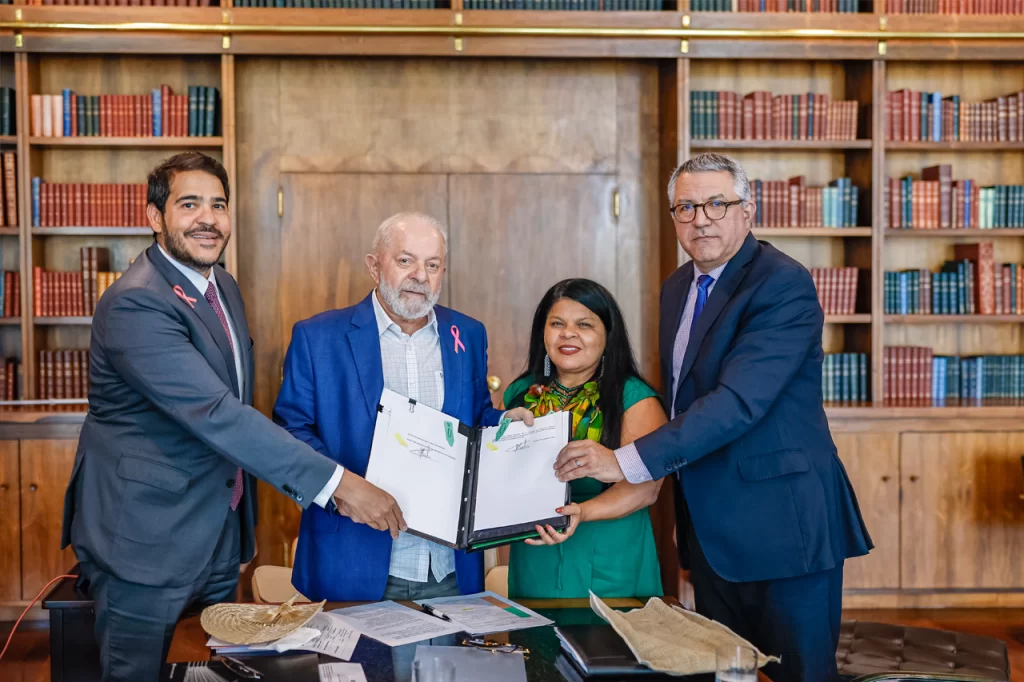 Presidente da República, Luiz Inácio Lula da Silva, durante reunião no Palácio da Alvorada. Participam: Advogado-Geral da União, Jorge Messias; Presidente da República, Luiz Inácio Lula da Silva; Ministra dos Povos Indígenas, Sônia Guajajara; Ministro da SRI, Alexandre Padilha; . Brasília - DF. Foto: Ricardo Stuckert / PR